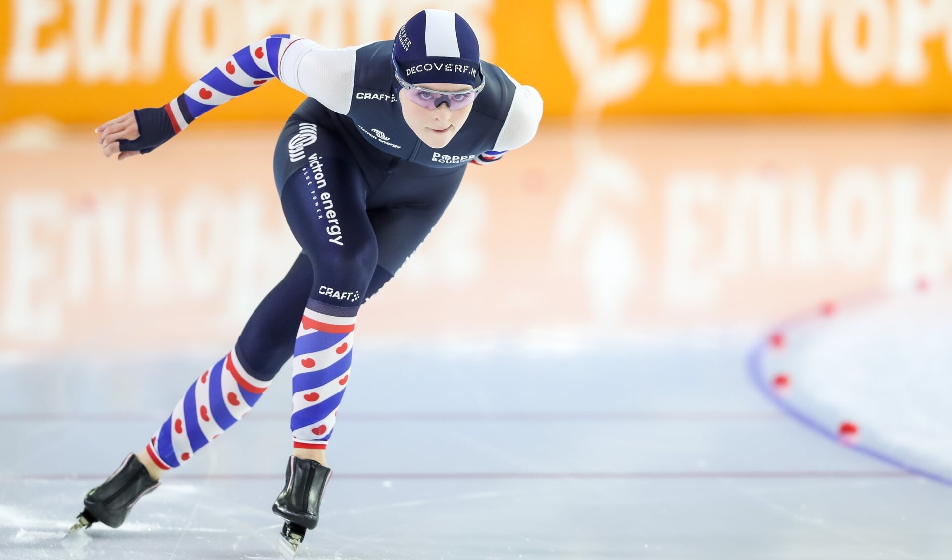 Naomi van der Werf in actie op de schaatsbaan in Heerenveen.