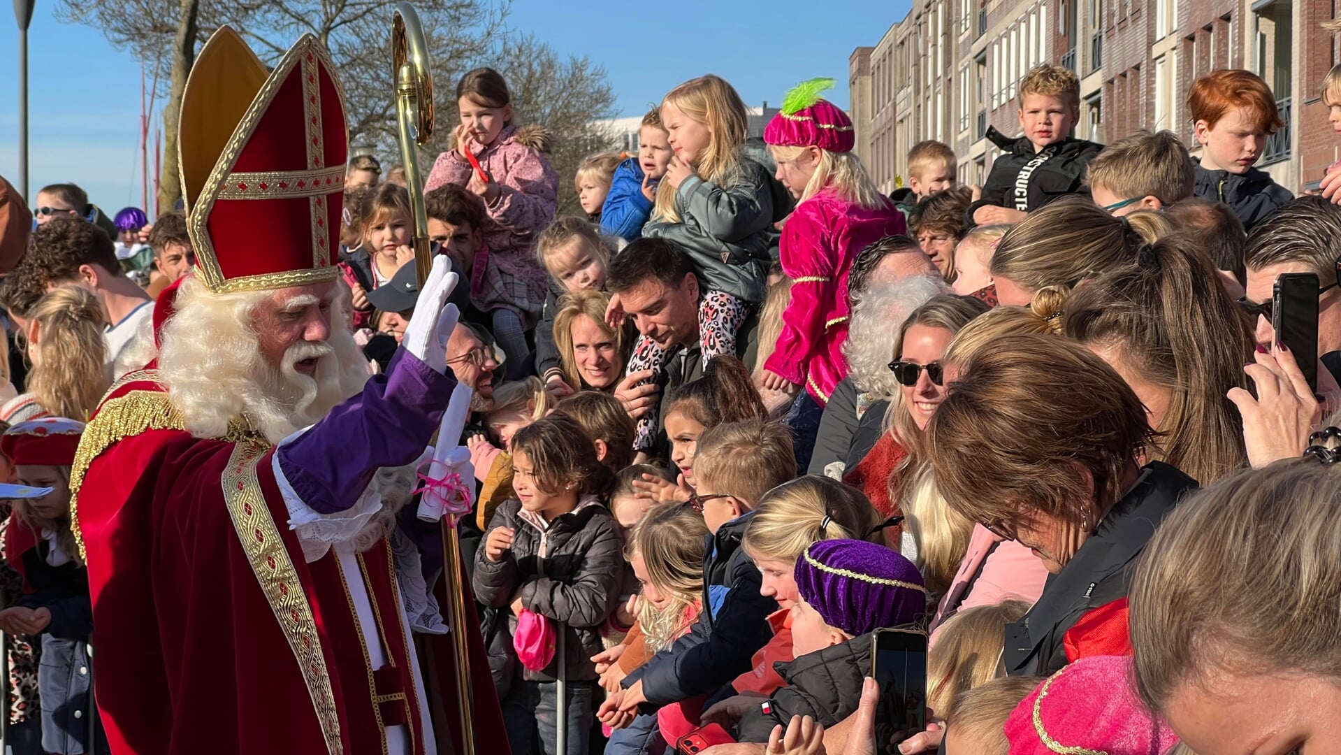 De intocht vindt zaterdag vanaf 13.00 uur plaats in de Eemhaven.