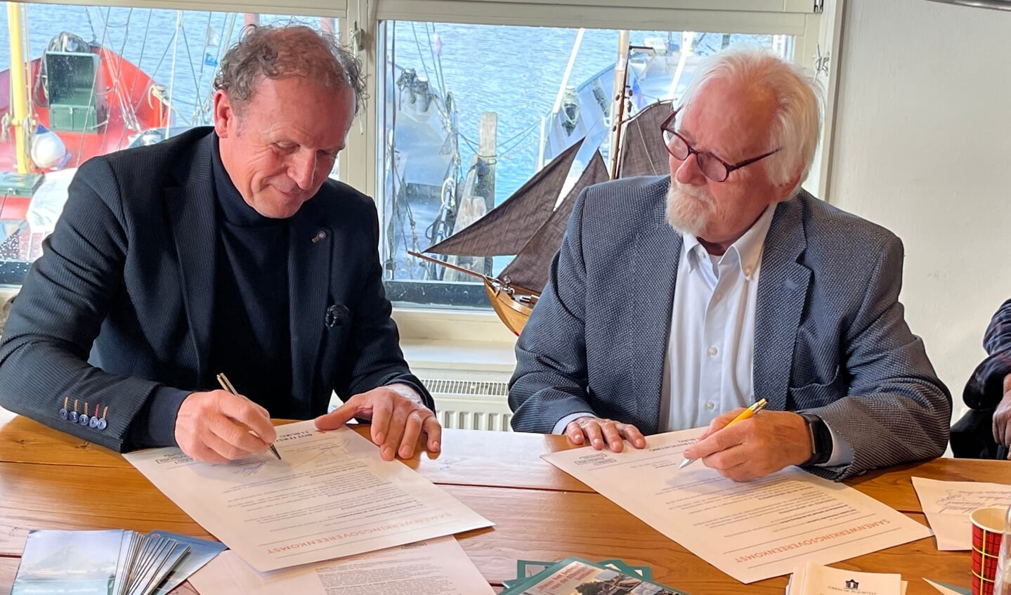 Henk Wallis en Bert Berghoef ondertekenen het samenwerkingsverband.