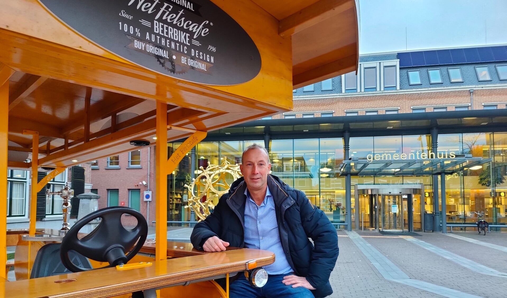 Raadslid Theo Bos (VVD) trok woensdag met de bierfiets naar het gemeentehuis. Hij vindt het verbod ,,betuttelend en overbodig.''