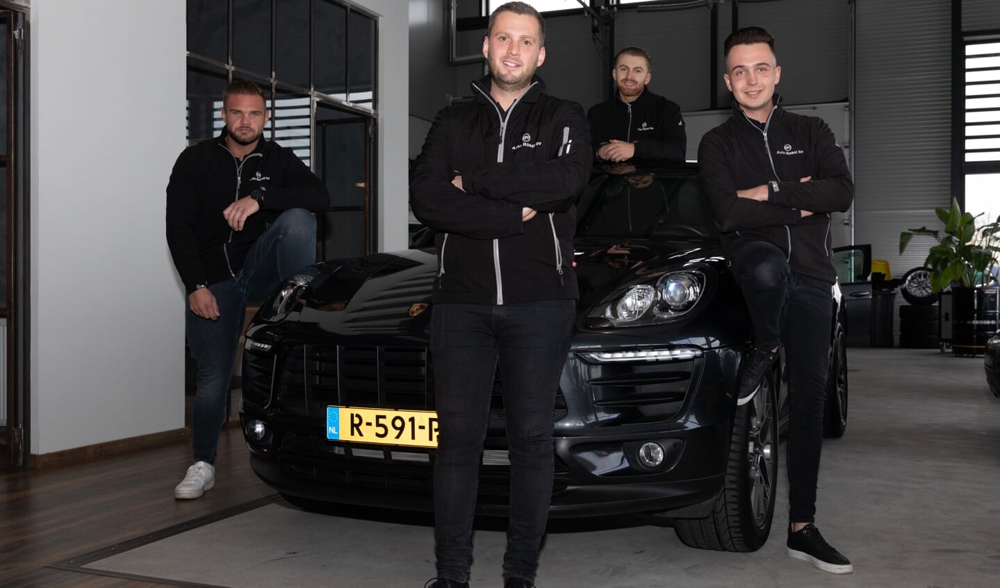 Het Auto Roest verkoopteam met van links naar rechts Bartek Waanders, Sander Weijenhoven, Robin Need en Jimmy Rijke.