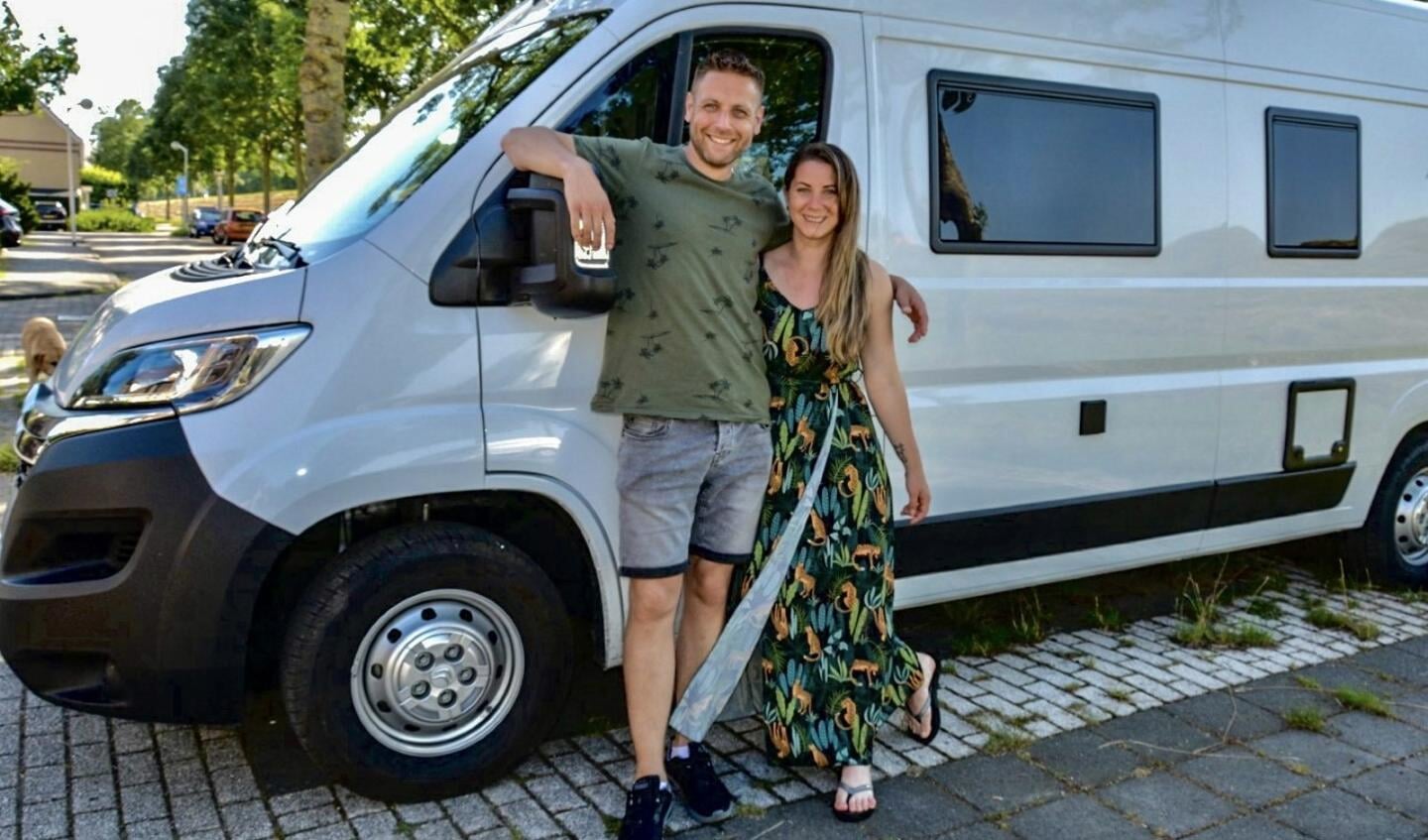 Aart de Jong en zijn vrouw Eva met hun camperbusje waar ze Europa mee door reizen. 