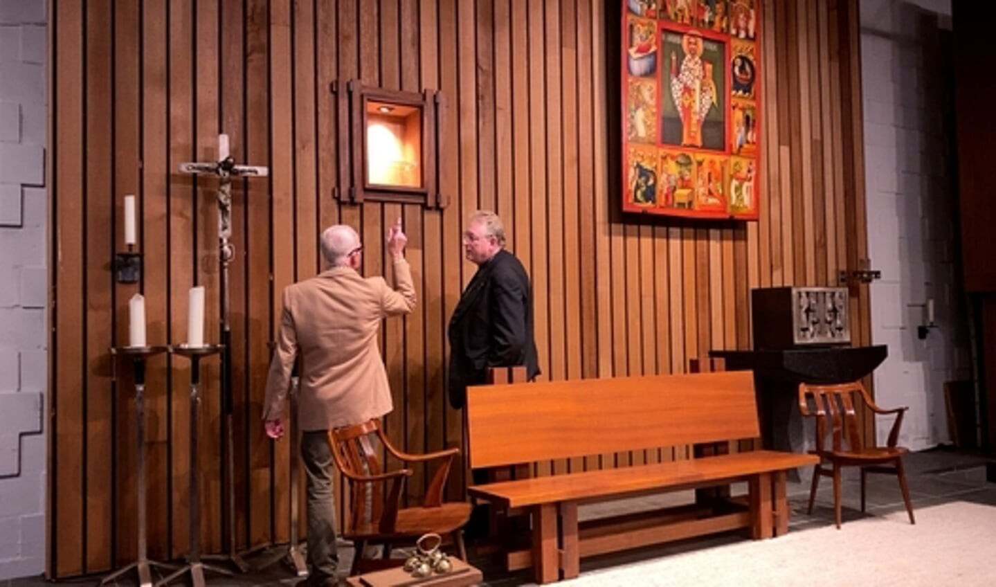 Bert Staal en pastoor Hogenelst bij het kastje waarin het reliek binnenkort geplaatst wordt