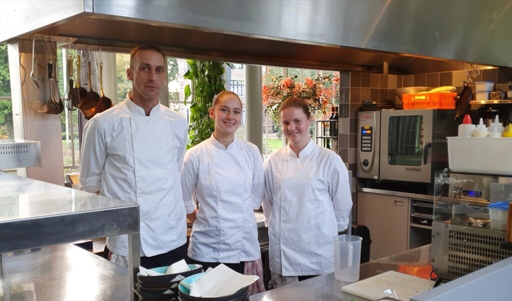 Christiaan, Lotte en Rochel in de keuken van Oranjerie Lavande.
