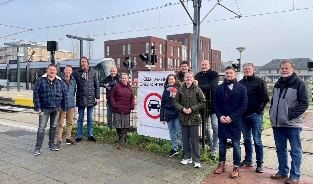 De wethouders Floor Gordon en Herbert Raat met bezorgde bewoners, raadslid Gert Jan Slump. een verkeersdeskundige en de projectleider van de gemeente