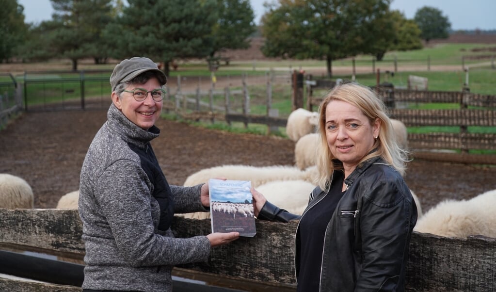 Francisca Schippers (links) en Mariska van Vondelen met hun zelf geschreven boek Schapenpad. 