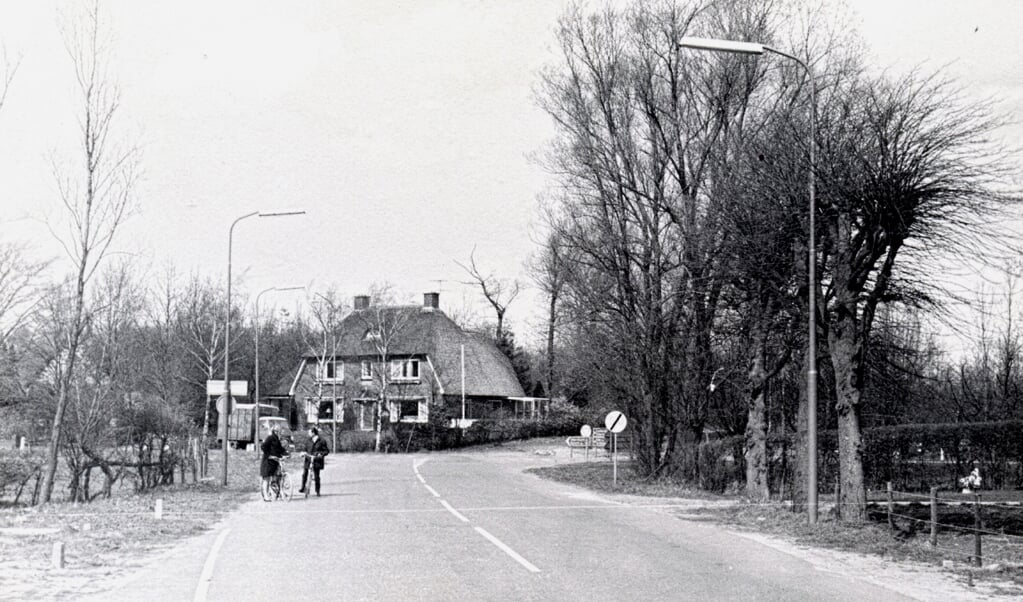 Foto uit 1968: Wat was de naam van deze straat en wie woonde in het huis op de achtergrond?