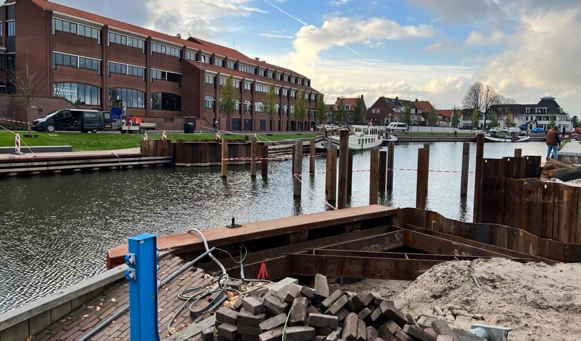 De aanbouw voor de Vissersbrug, het voetgangersbruggetje, in de Vissershaven is in volle gang.