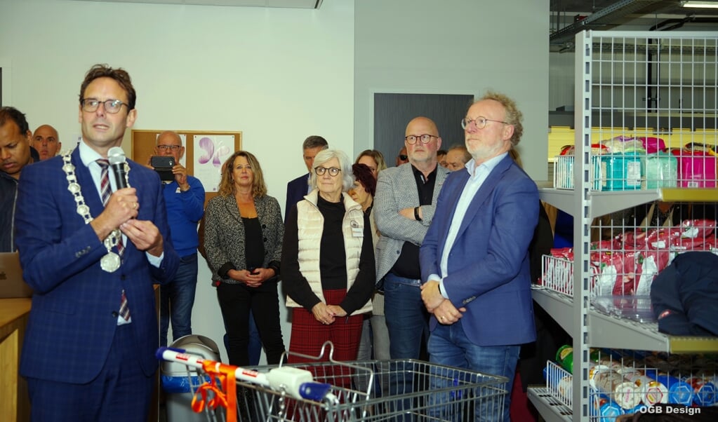 Onder grote belangstelling is het nieuwe pand van de Voedselbank Harderwijk-Ermelo-Putten aan de Nobelstraat 7 afgelopen donderdag door burgemeester Harm-Jan van Schaik en algemeen coördinator Antoinette Walenberg officieel geopend.