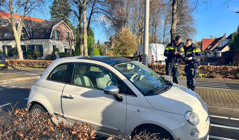 Op de Putterweg in Ermelo heeft een auto rond 14.00 uur een voetganger aangereden.