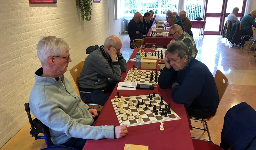 Iedereen telt mee bij De Cirkel. Desnoods speelt een speler (Johan de Lange,rechts) twee partijen tegelijk.