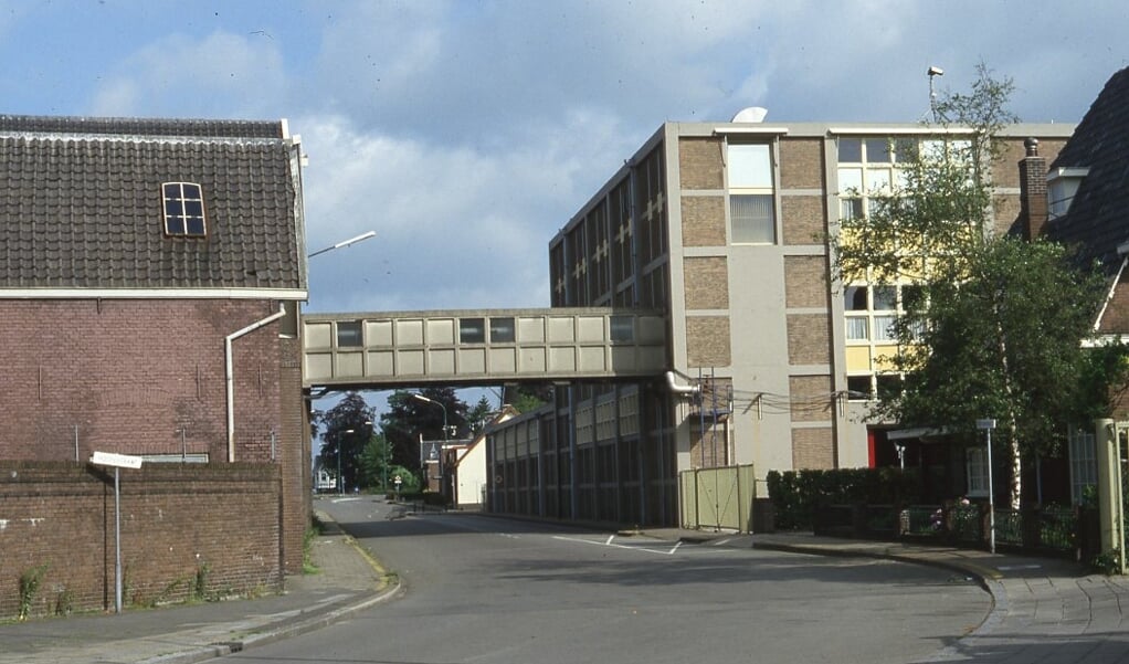 De brug over de oude Scheepjeswolfabriek (links) naar de oude 'vetfabriek' aan de Nieuweweg in 1988.