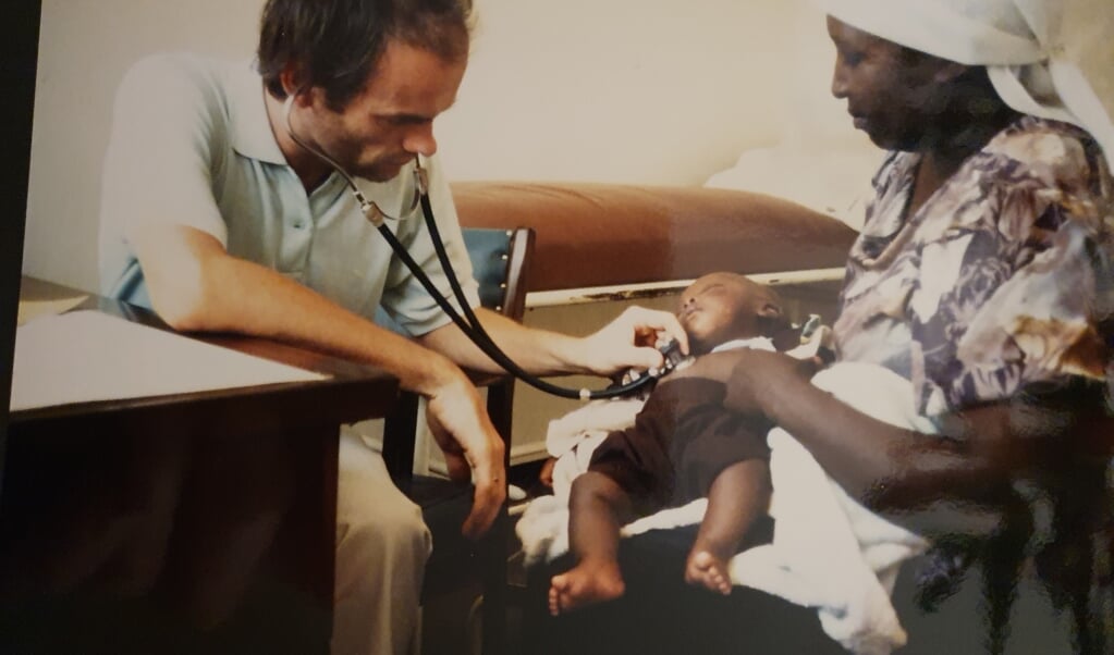 In Zimbabwe was dokter van der Velde samen met een Nederlandse arts en lokale verloskundigen verantwoordelijk voor circa 1.500 bevallingen per jaar.
