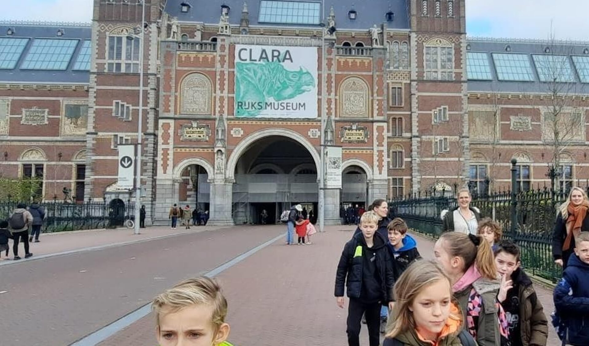 Leerlingen bij het Rijksmuseum In Amsterdam