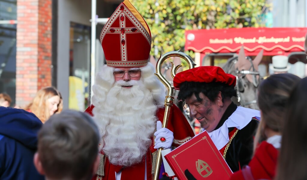 Sinterklaas wandelend door het centrum van Ede.