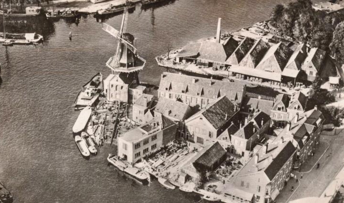 Luchtfoto van het Spaarne met scheepswerf Zuidam.