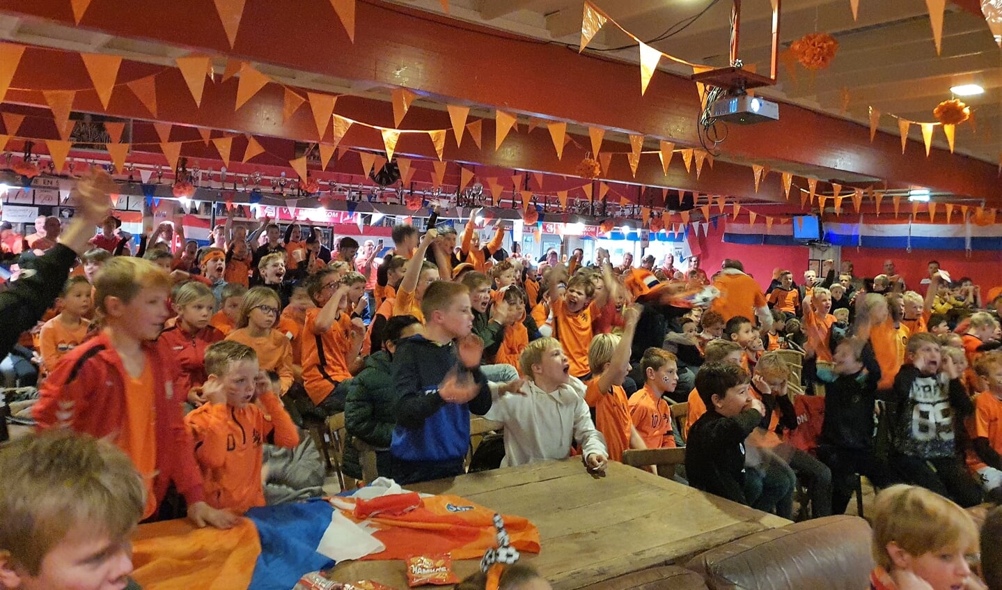 In een bomvolle kantine van de vv Bennekom gaan de jeugdleden uit hun dak bij de 1-0 van Cody Gakpo. Na de 2-0 van Davy Klaassen was het feest compleet.