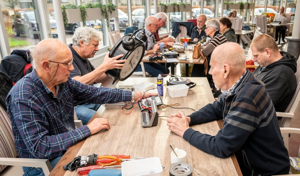Kapotte producten weggooien? Deze vrijwilligers repareren ze graag