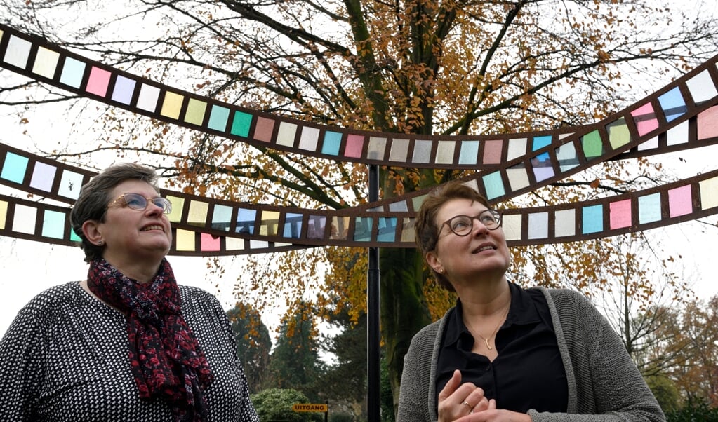 Marja Fransen (links) en Sonja Rippen bij het monument voor te vroeg geboren kinderen op begraafplaats De Plantage in Barneveld