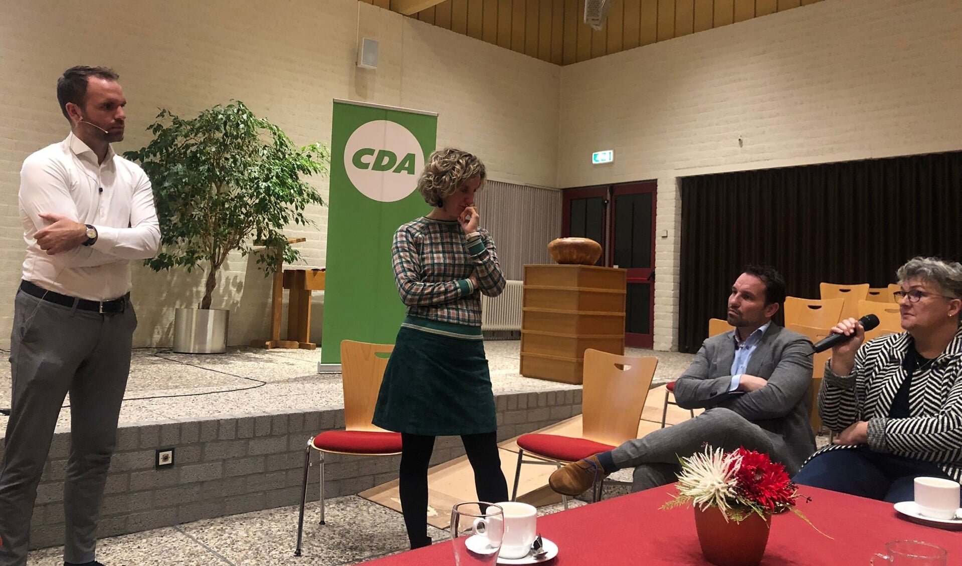 Derk Boswijk in gesprek met Edese CDA-leden.