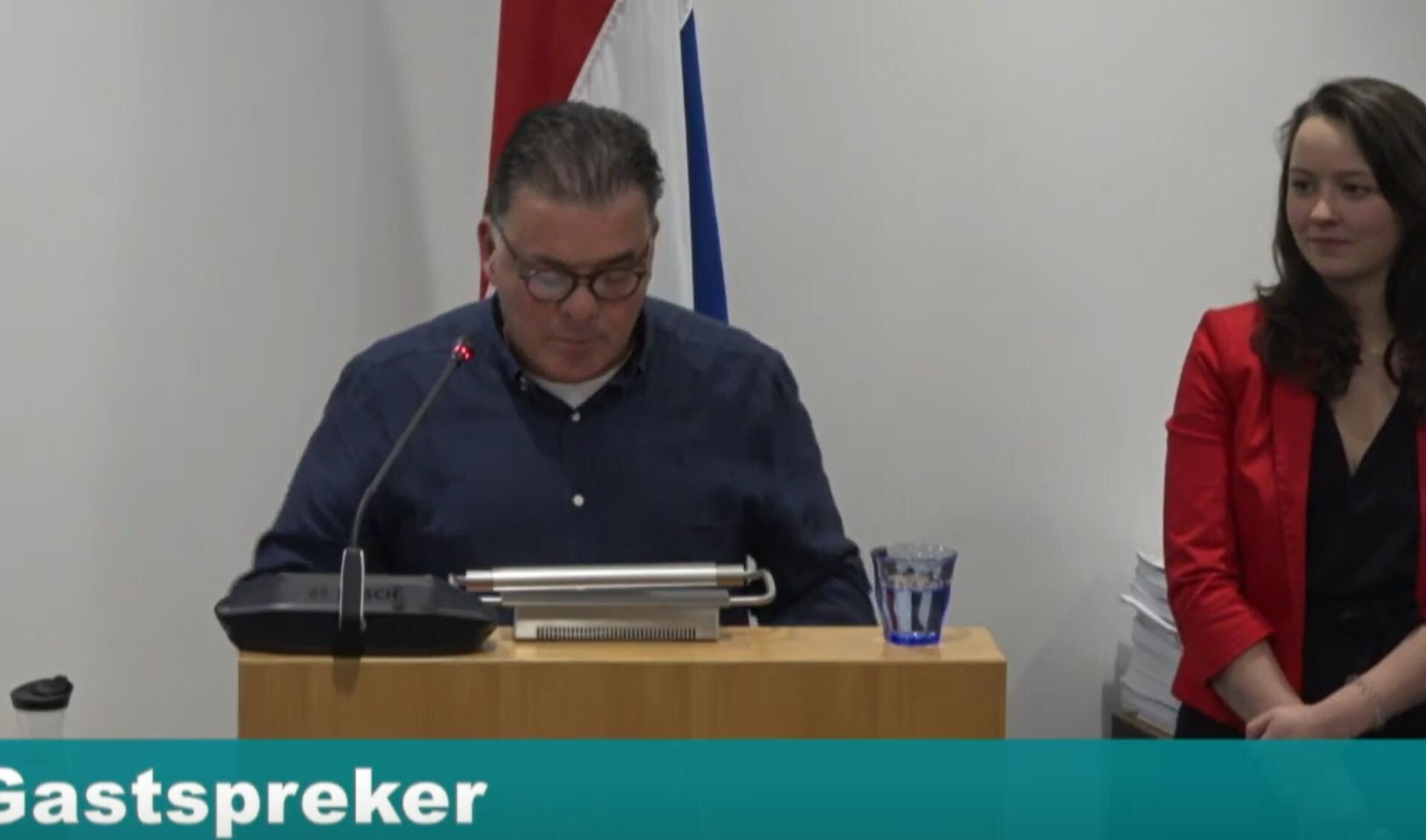 Hartger Pen sprak donderdag de gemeenteraad toe, rechts zijn dochter Isabella.