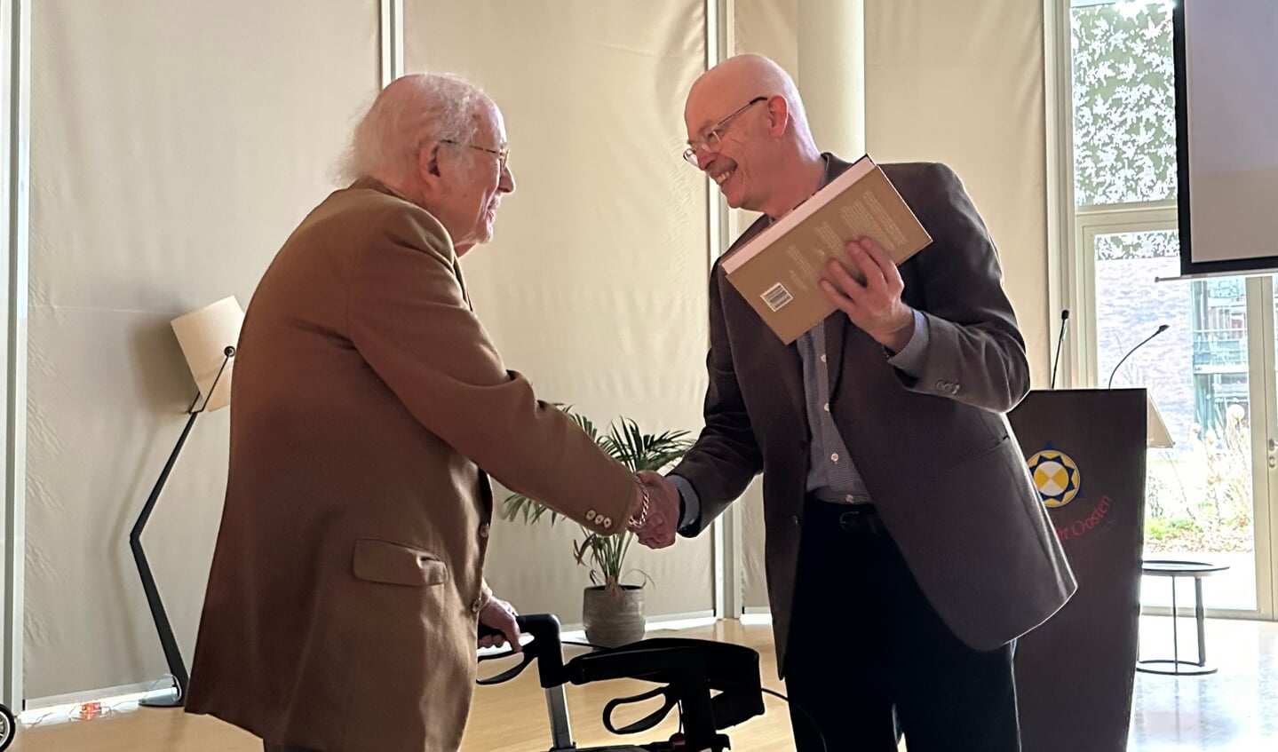 Auteur Henk Haenen overhandigt op 15 november aan Herman van Praag de biografie