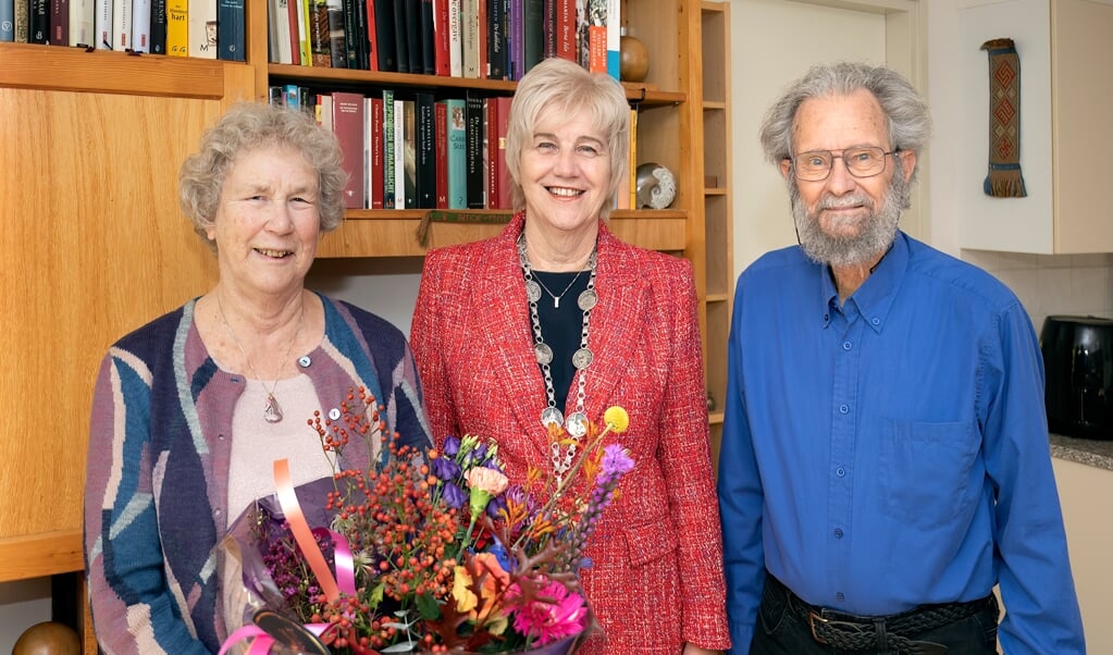 Burgemeester Agnes Schaap op bezoek bij het echtpaar Wortman-van Loon i.v.m. het 60-jarig huwelijks jubileum.