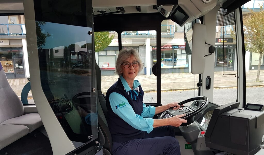 Na bijna 48 jaar op de bus gaat de eerste vrouwelijke chauffeur op de Veluwe Elly Ruiter van haar pensioen genieten.