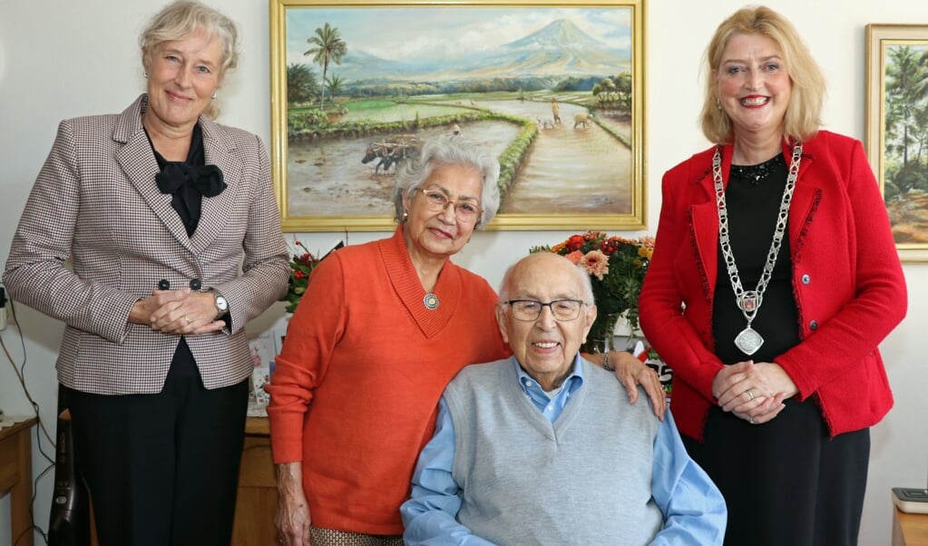 Het albasten echtpaar Jaap Göbel (104) en Sjeanne Göbel- Otten (94) namen de felicitaties in ontvangst van burgemeester Melissant en kamerheer van de Koning mevrouw Bom-Lemstra (geheel links)