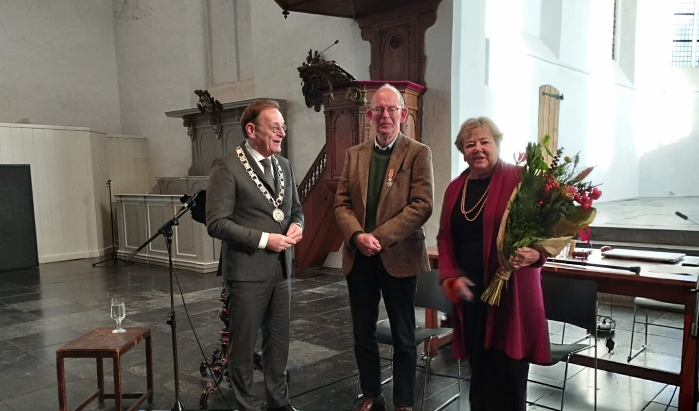 Burgemeester Janssen verraste Wim Edelman met een koninklijke onderscheiding.