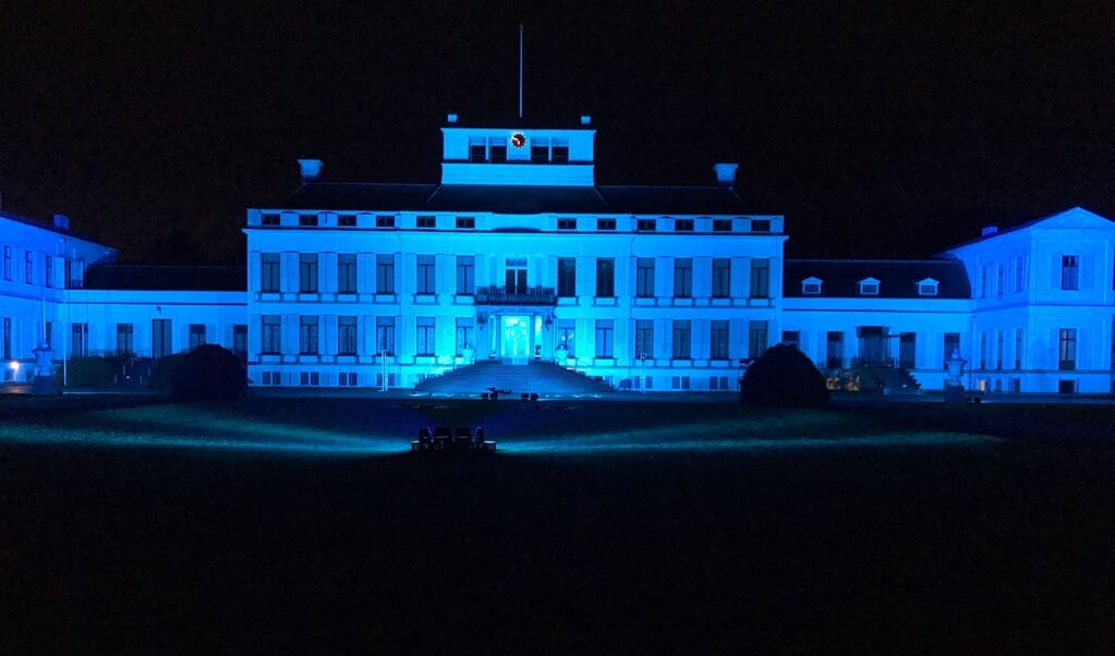 Voor het blauw uitgelichte paleis is de clip vrijdag opgenomen.