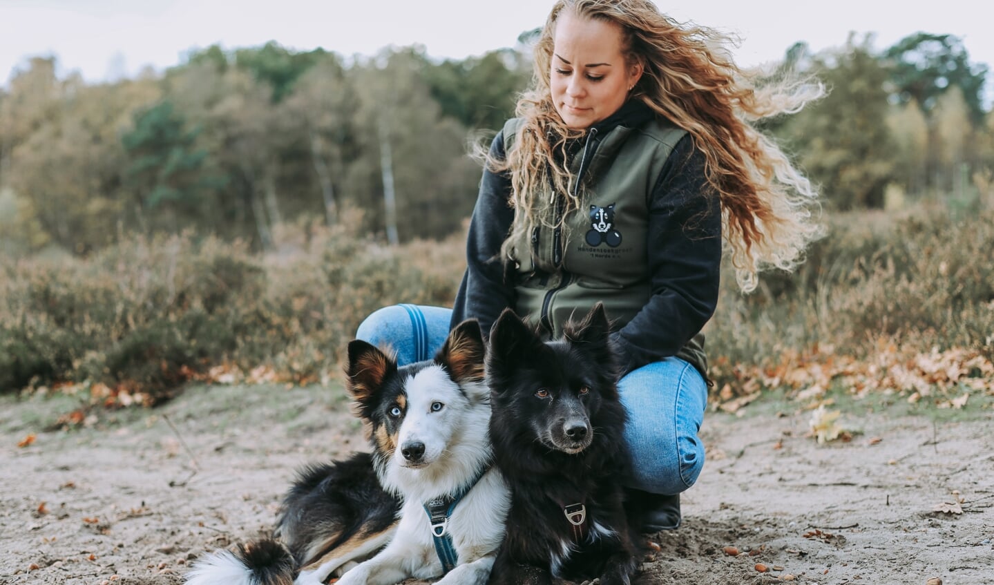 Rianne Mooiweer met haar twee honden.