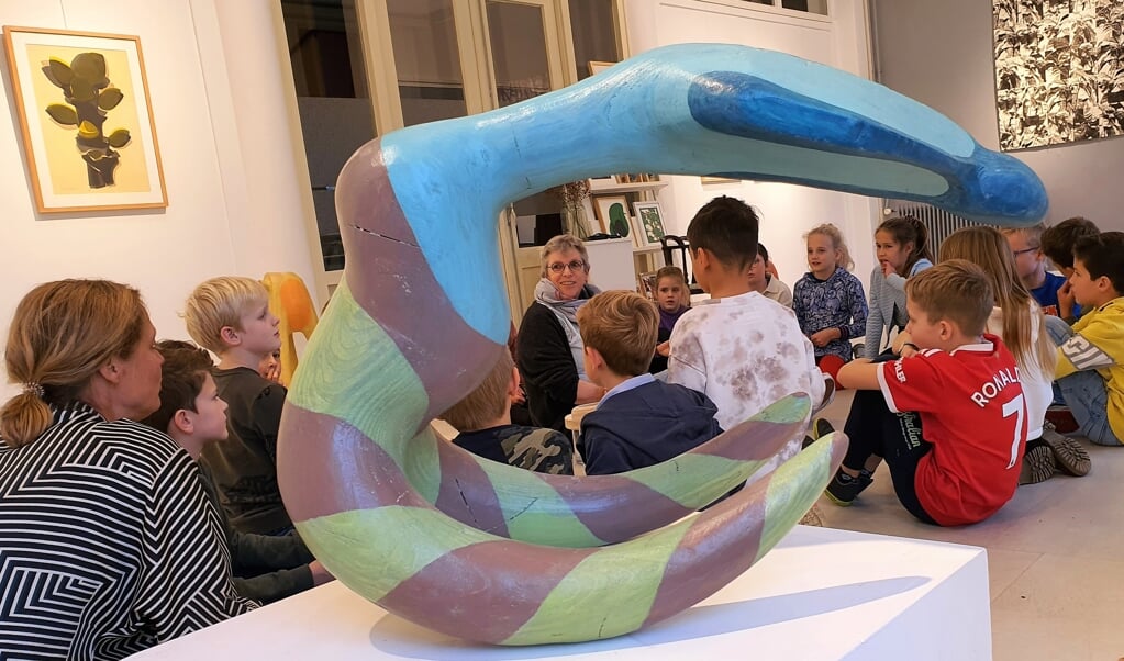 De kinderen van groep 5 van de Wilhelminaschool maakten in de Kijkdoos op speelse wijze kennis met kunst.