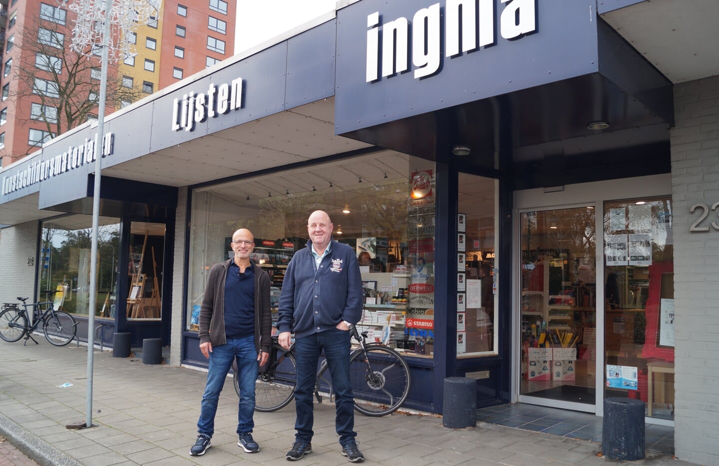 Jos Spiertz en Kees Buitendijk voor de Ingma-winkel aan de Van der Hooplaan.