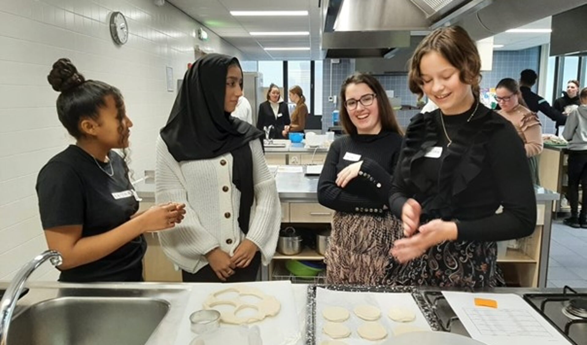 Een van de activiteiten was samenwerken in de keuken.