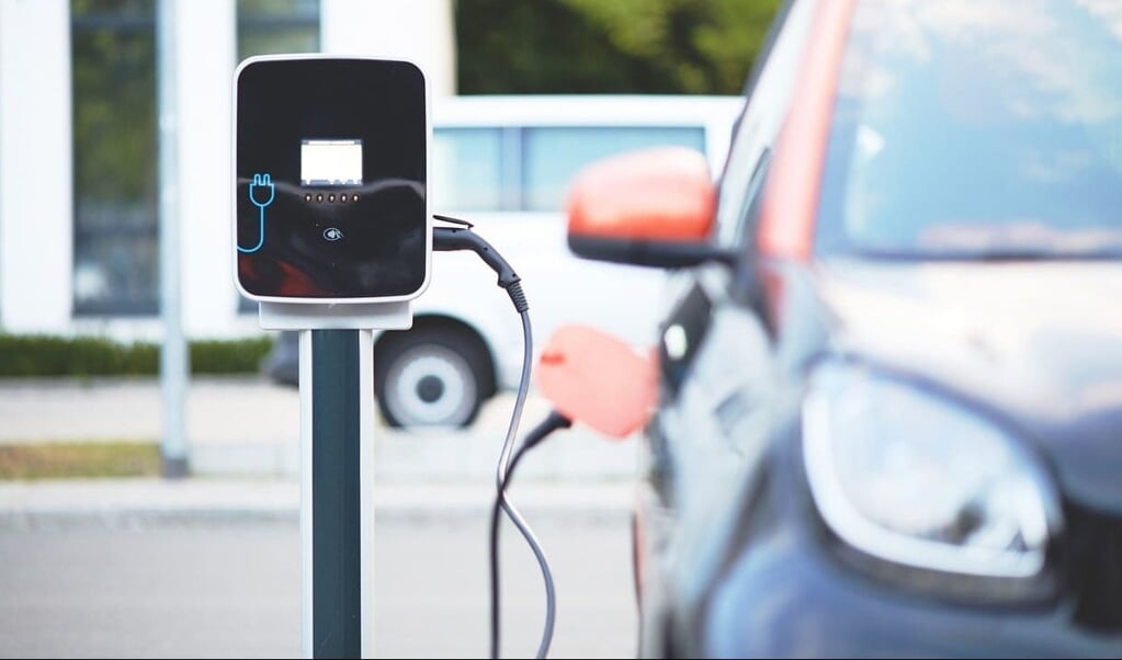 Elektrische auto aan de oplader