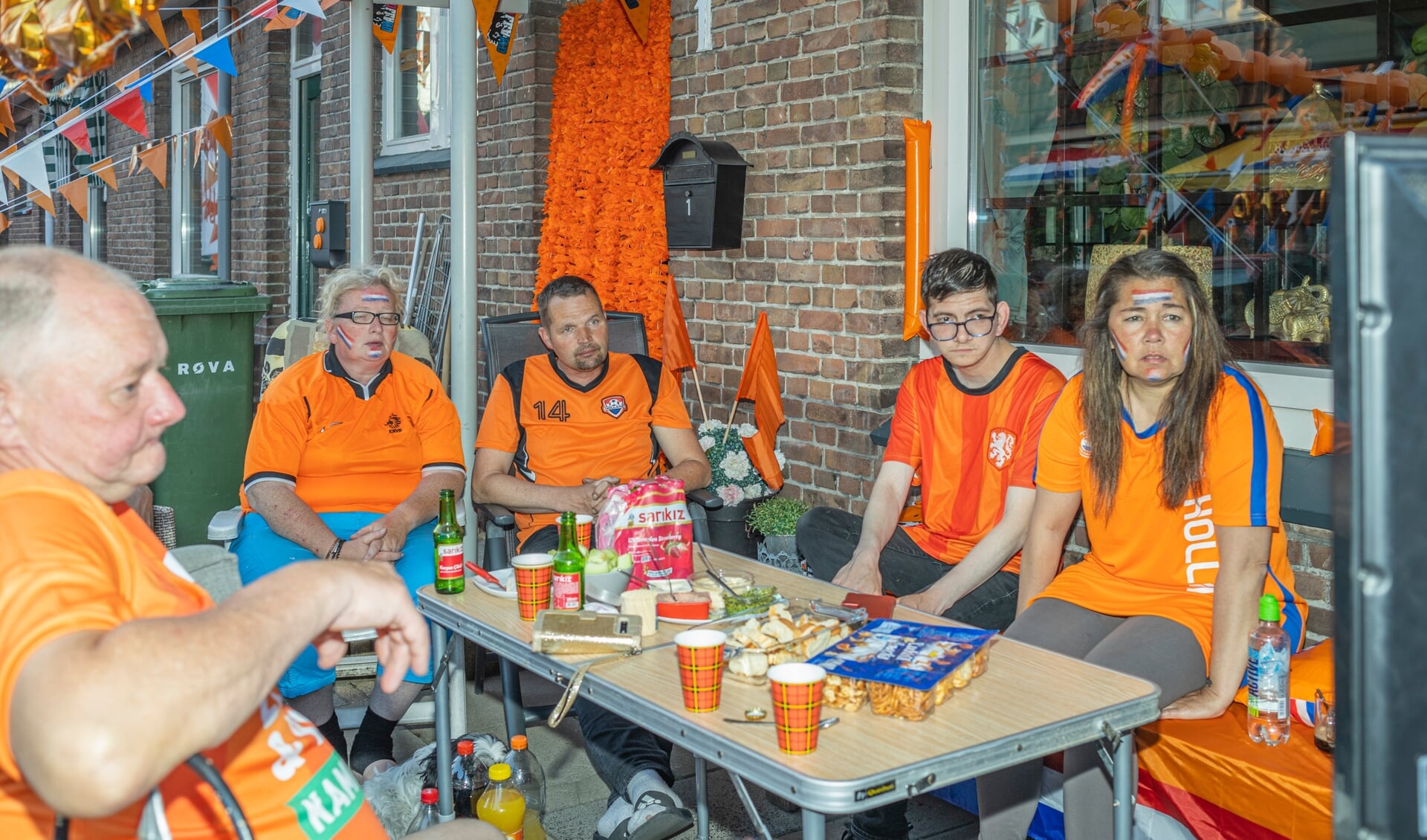 In het Soesterkwartier leeft men vrijwel in de voortuin. Hier kijkt men dan ook graag naar het Nederlands elftal.