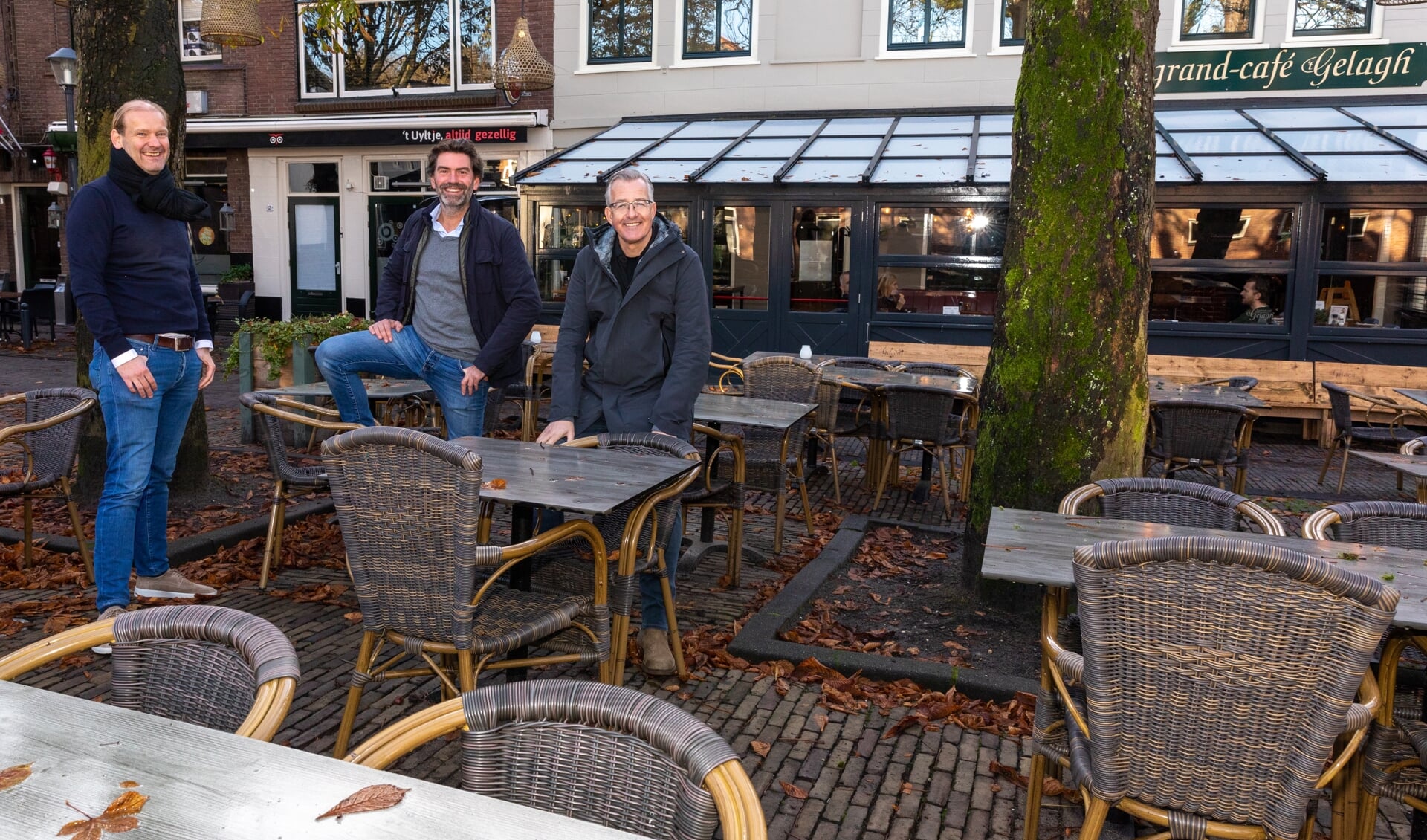 Frank Visch (midden) en Pieter van der Brugge (l.) van de Rotary Santa Run-organisatie en Marco Uijterlinde van Grand café ’t Gelagh.