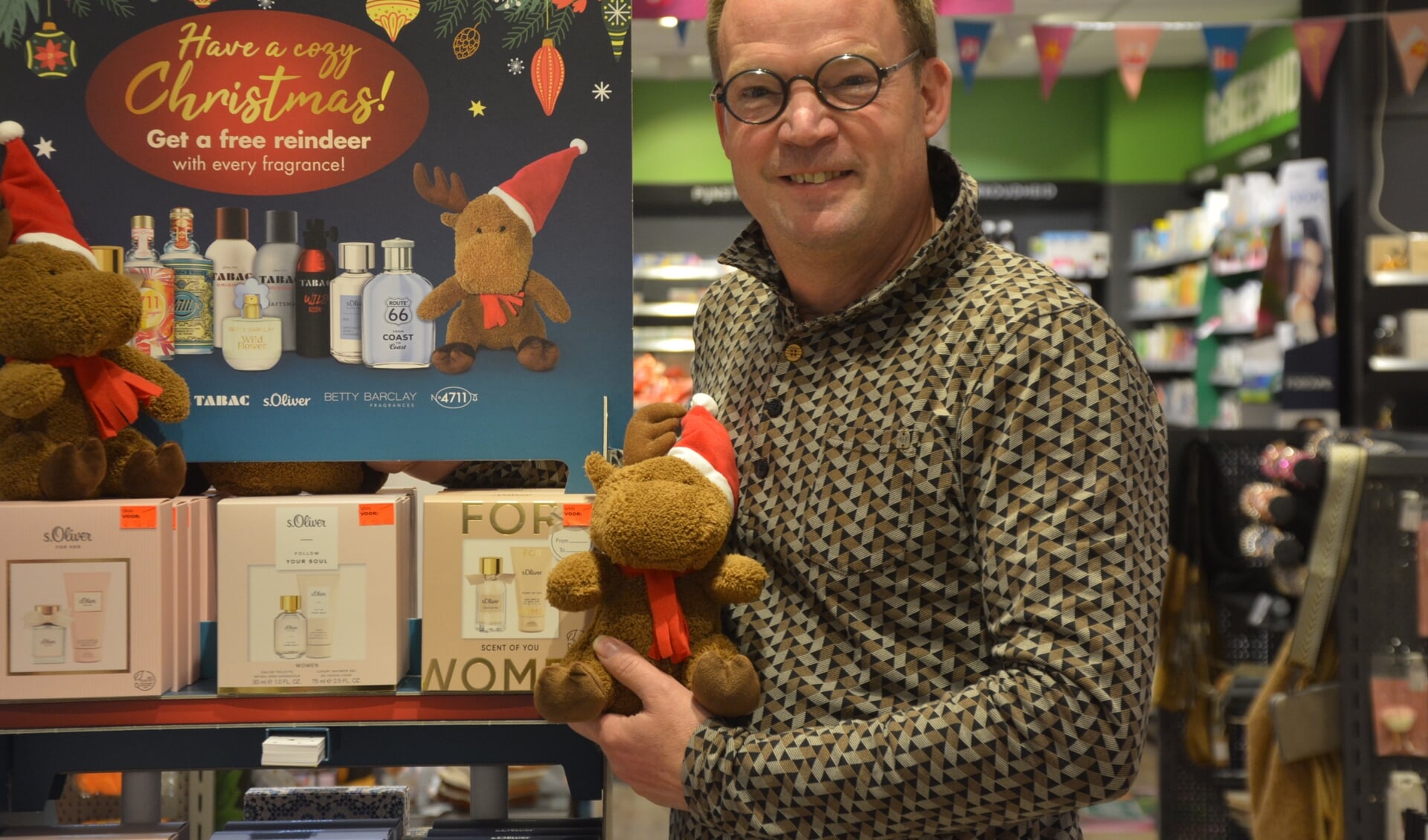Bourquin bij de knuffels in zijn drogisterij waarmee hijal menig kind gelukkig maakte.