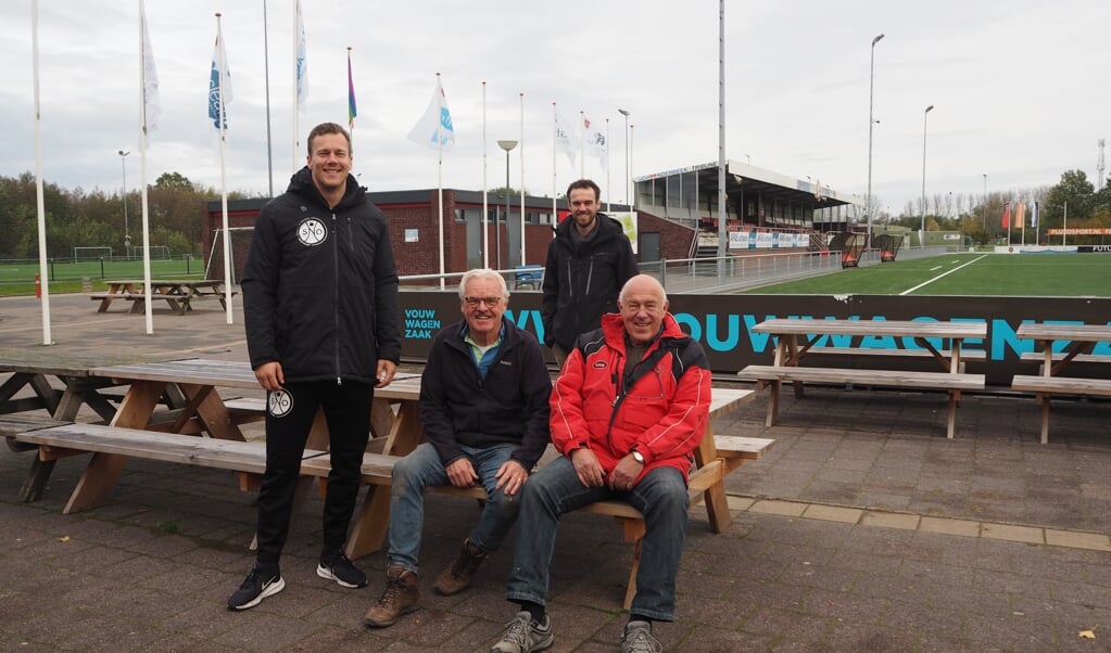 Vrijwilligers Ko de Kruijff en Peter de Booij zitten bij de buurtsportcoaches Tom Röben (l) en Roel Brinkman.