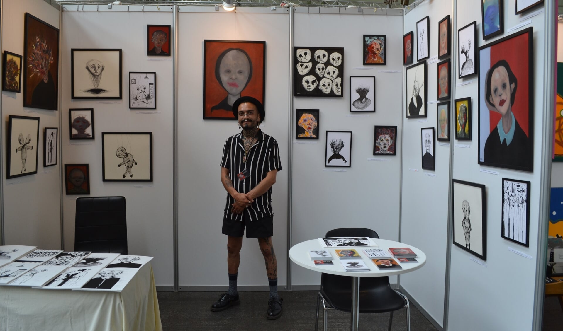 Ahmad Mallah met een aantal van zijn kunstwerken.