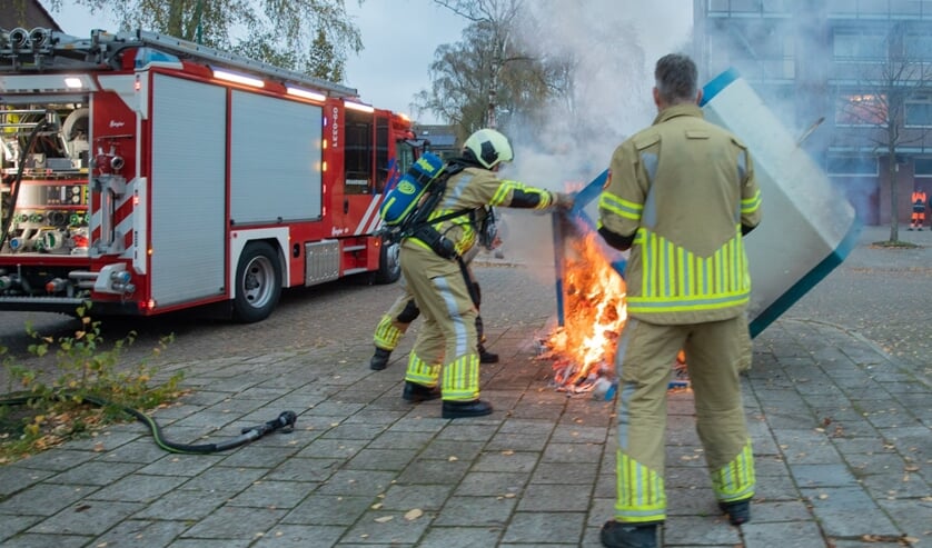 De brandweer kantelde de container om bij de brandhaard te komen.