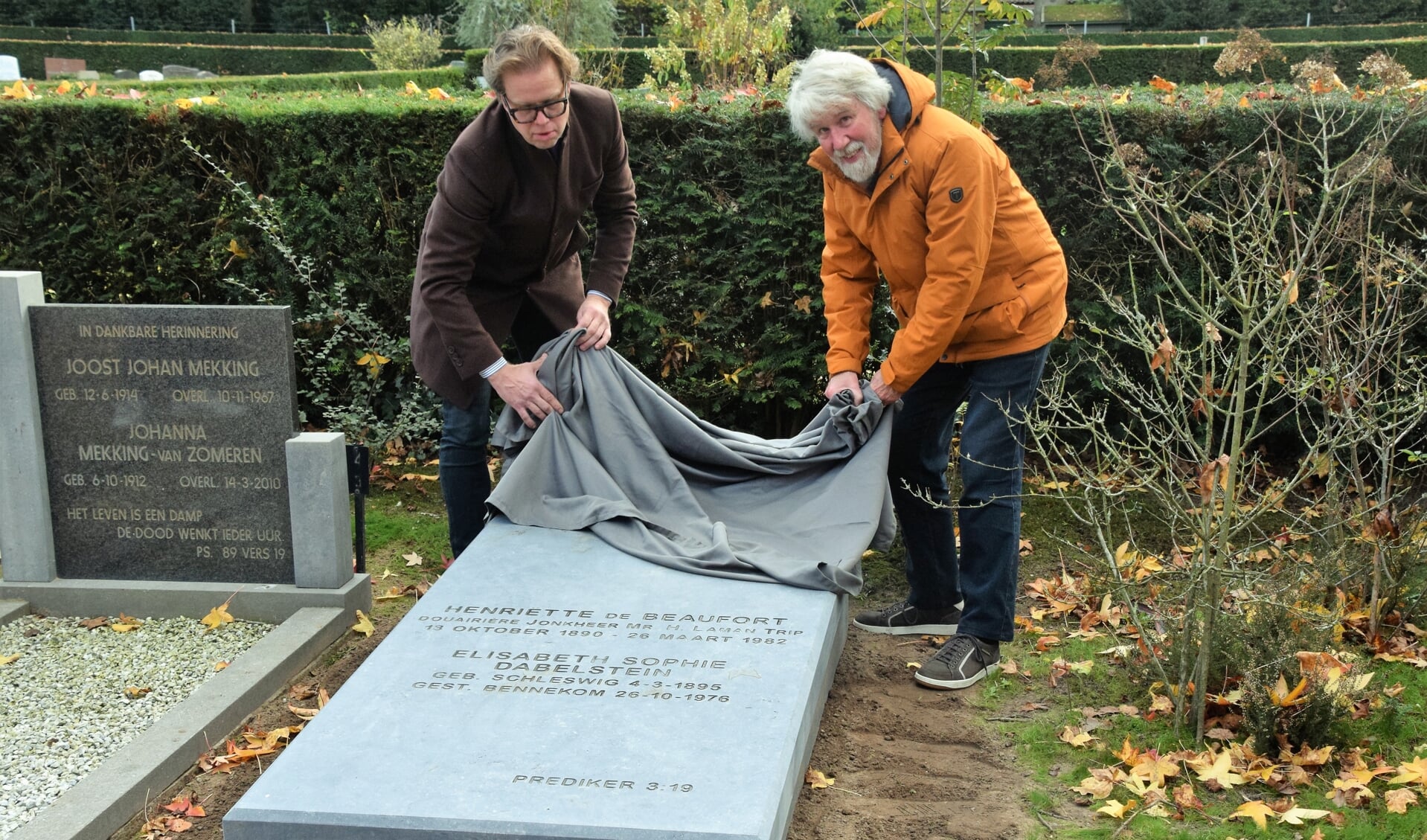 In eendrachtige samenwerking onthullen wethouder Peter de Pater (links) en Bert Lever (HVOB) de nieuwe grafsteen.