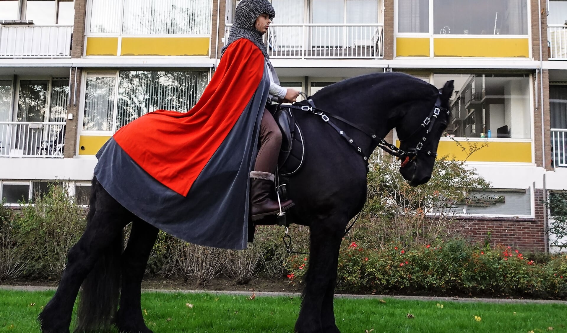 Sint Maarten rijdt op zijn paard door Amstelveen.