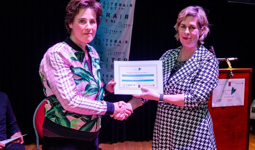 Saskia van Leendert ontvangt de Literatuurprijs Zeist 2022 uit handen van wethouder Laura Hoogstraten