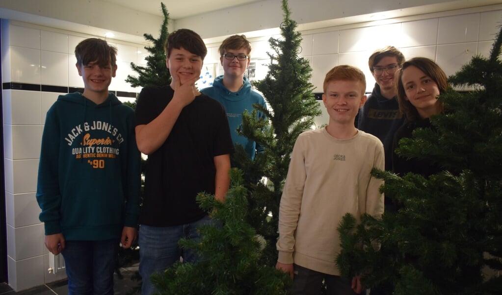 Daniël, Barend, Koen, Finn, Quinten en Martijn (vlnr) tussen de kerstbomen die ze in elkaar hebben gezet.