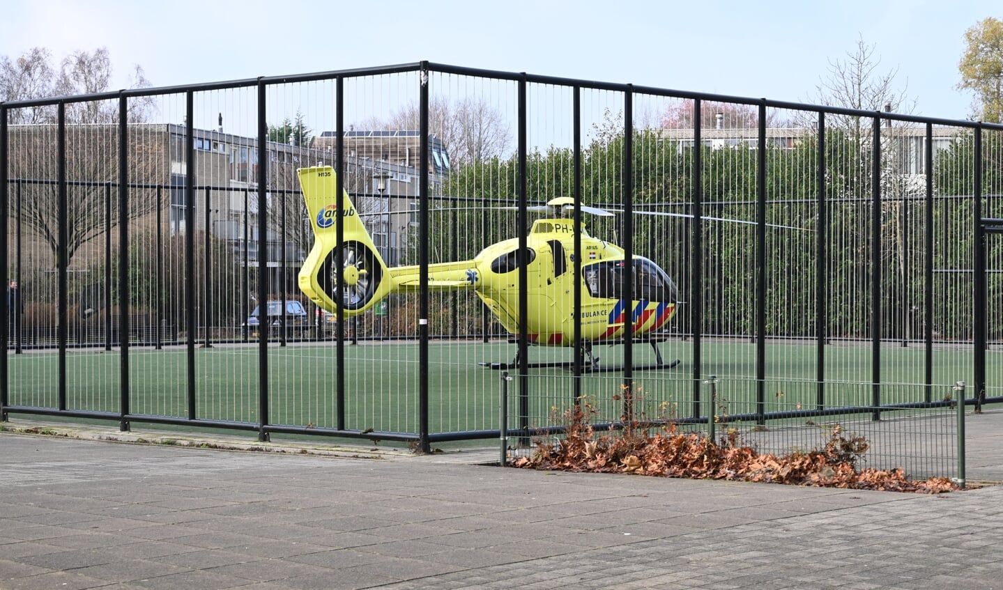 De traumahelikopter landde op het trapveld bij de sportzaal aan de Smitsweg.