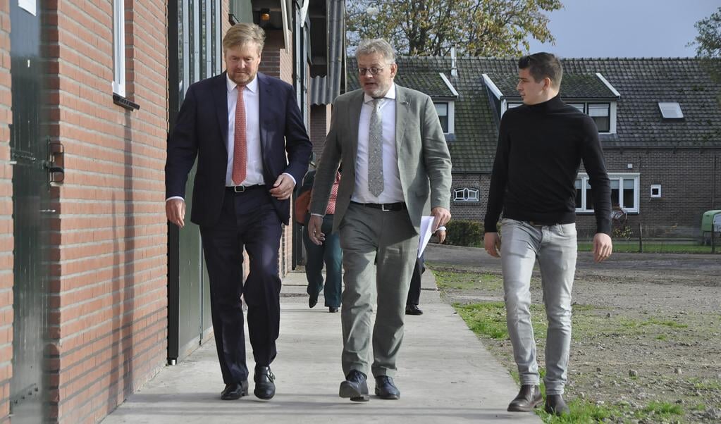 Koning Willem-Alexander (links) bezocht dinsdag het bedrijf van Bart van Dijk (rechts). In het midden gedeputeerde Peter Drenth van de provincie Gelderland.