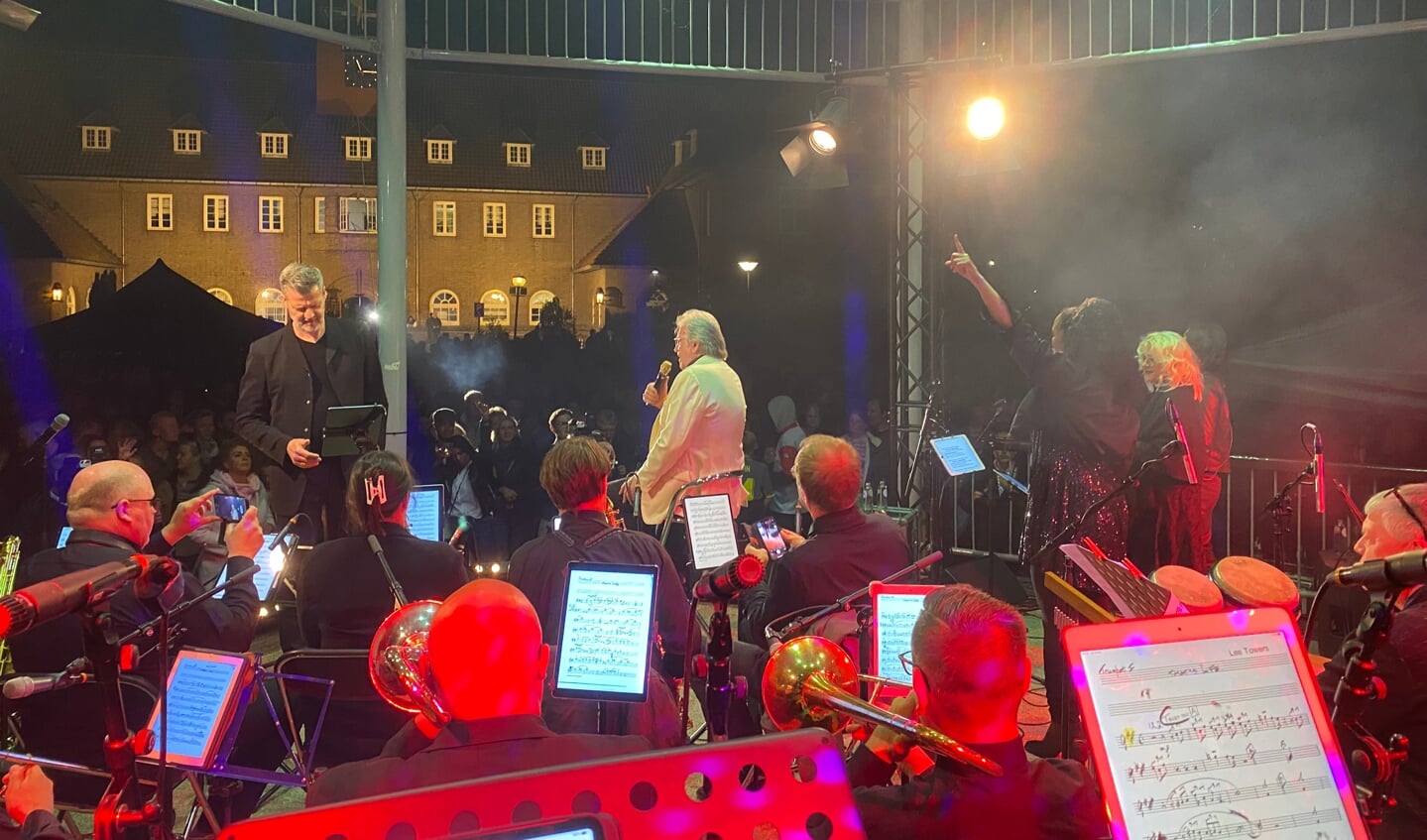 Lee Towers & Bigband Blast! tijdens het Bevrijdingsconcert 2022