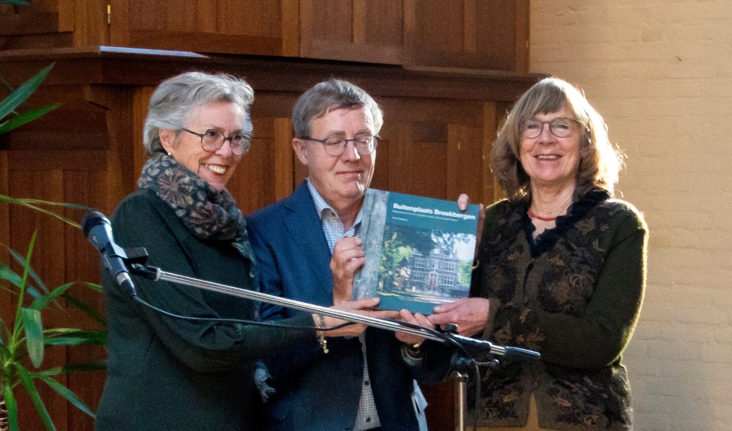 De huidige eigenaren van Broekbergen nemen het boek in ontvangst.